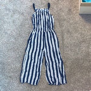 H&M girls ramper, size 8-9y, light weight, comfy and flowy.